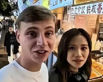 在公交车上讨伐“贞洁”兴师动众，可老外当众羞辱中国姑娘时，媒体却集体哑了火。
老