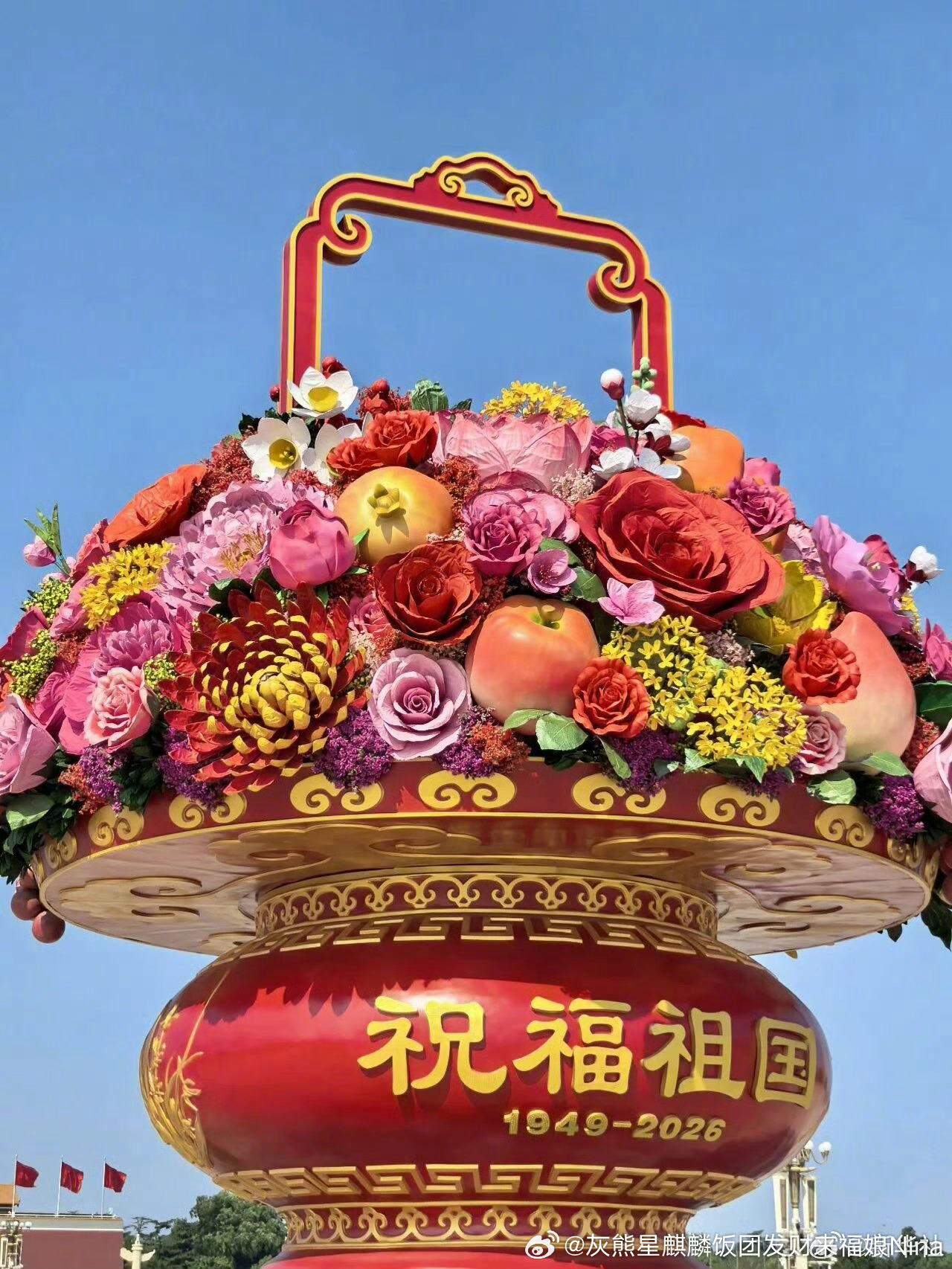清澈的爱只为中国 年纪大了。觉得这个大花篮好好看哦！看到装成之前的视频 花真的巨