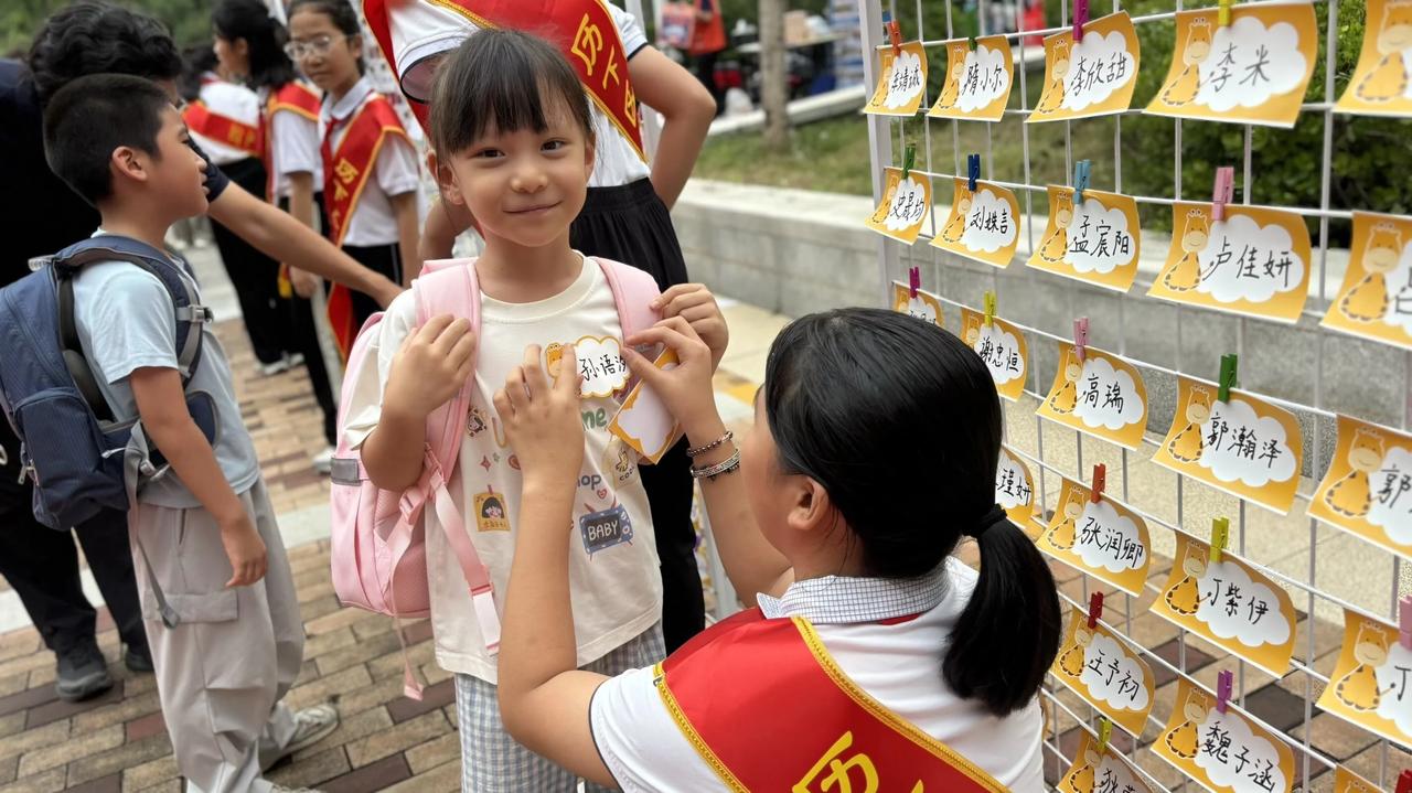 我家娃在济南东部历下区长岭山片区的崇璟小学已经上了五年，每年的开学报到仪式都做得