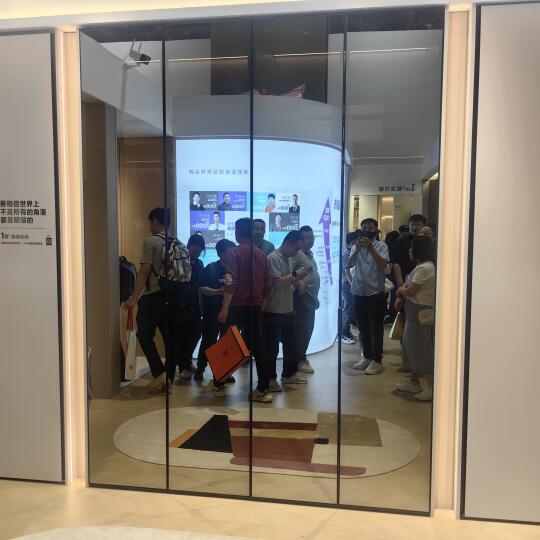 果然没有人能拒绝这款镜子一样的玻璃门