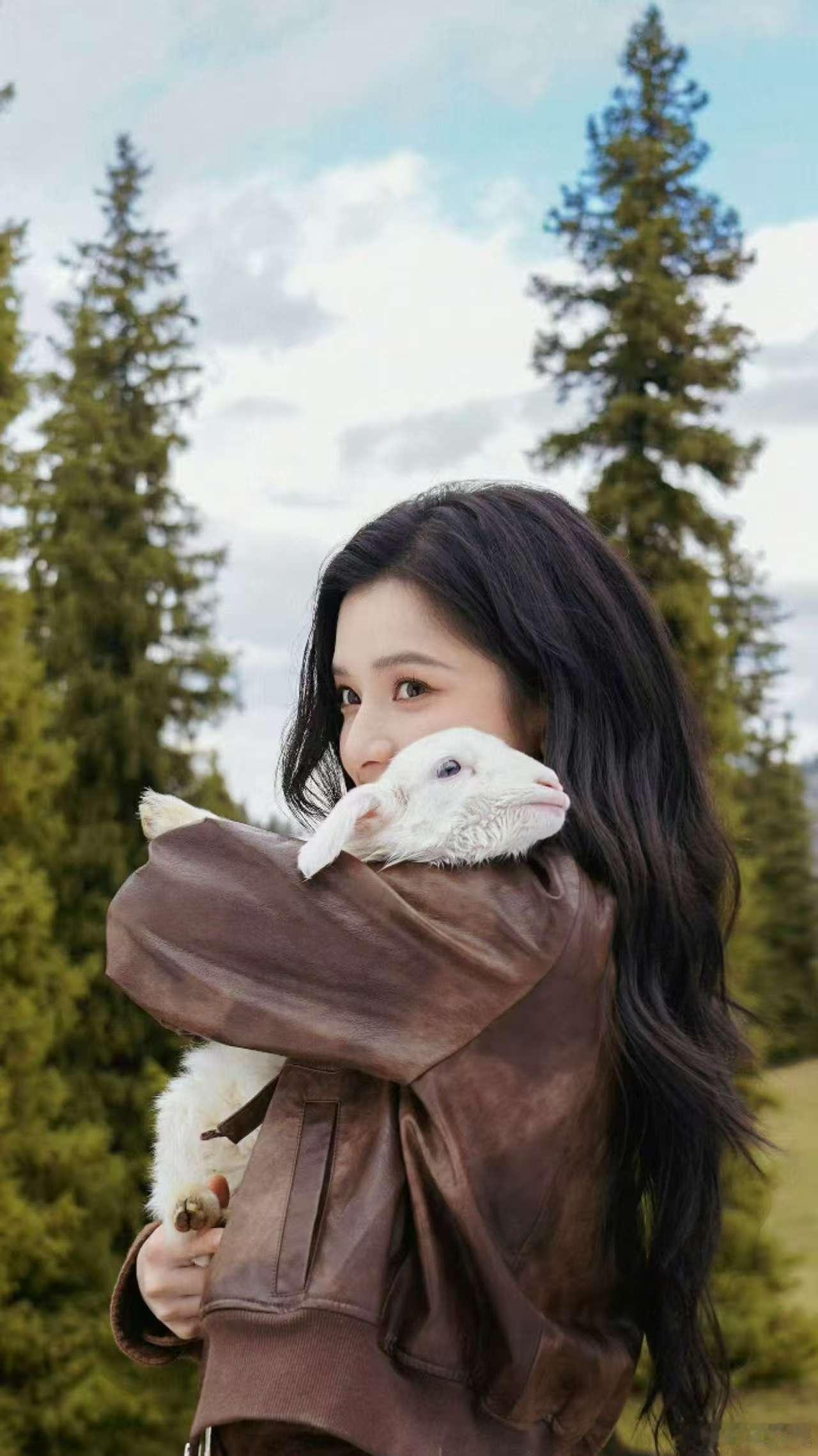 张婧仪秋日小羊明媚的笑张婧仪壁纸级别的治愈瞬间花絮张婧仪秋日小羊明媚的笑，好看，