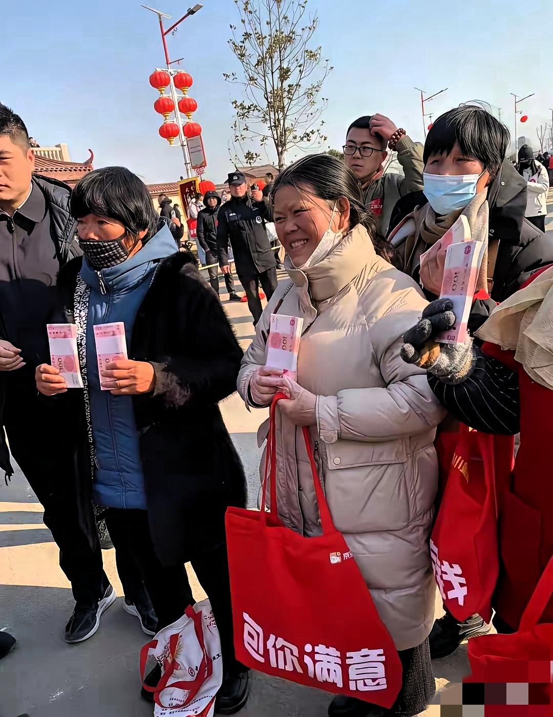 刘强东老家村民的新年盼头太真实了：儿女回不回倒无所谓，东子回来才是头等大事！
