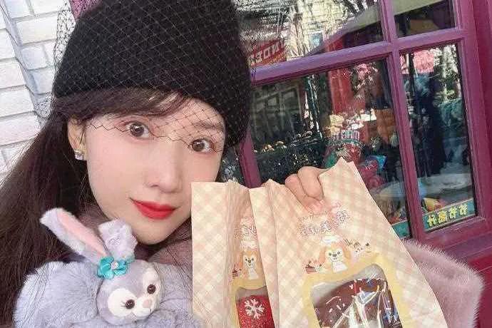23岁嫁大14岁富豪，38岁的她已有三个儿女两部佳作，她太幸福了，已经三胎还如少