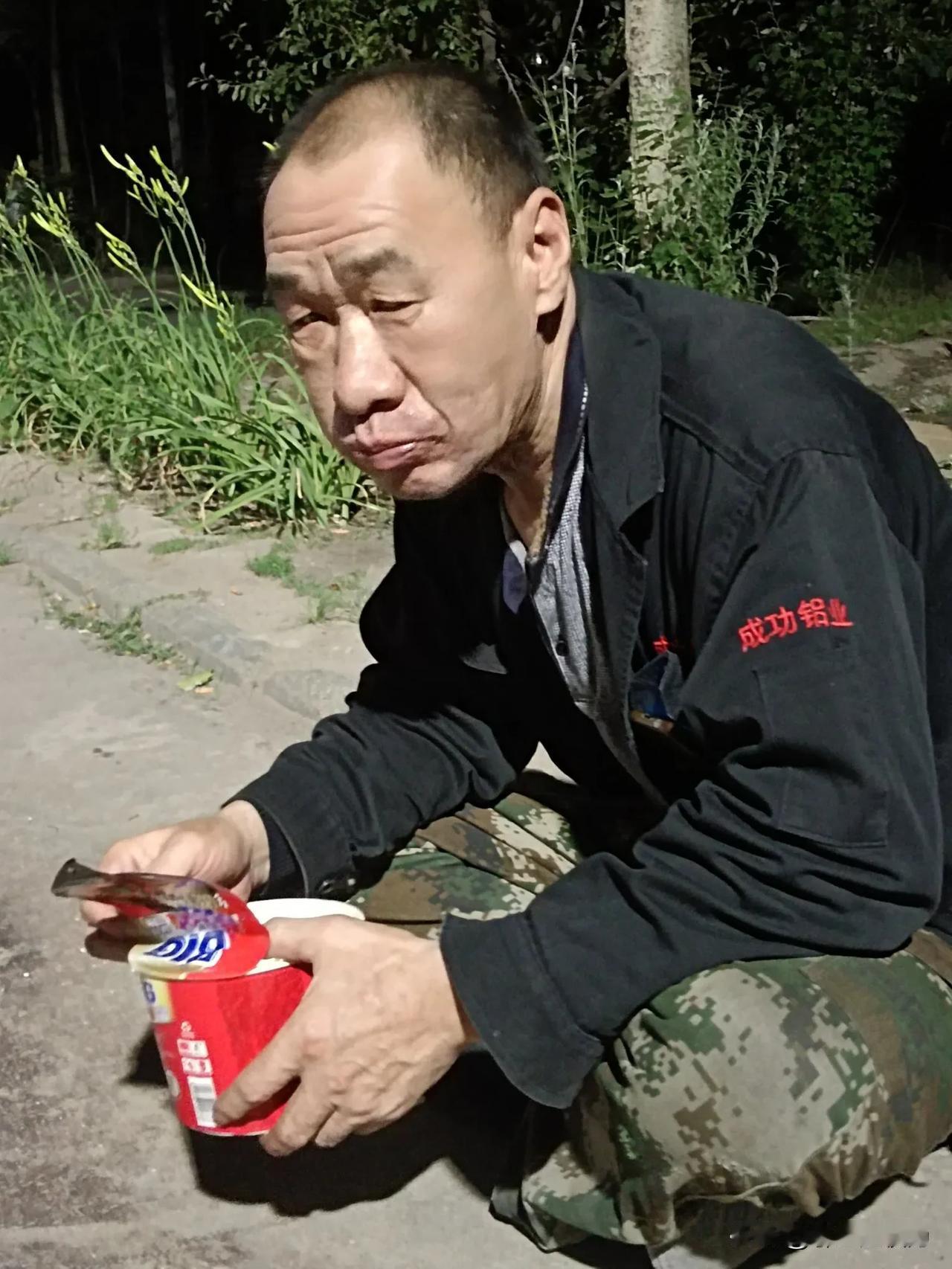 农民工
赵权力
尘霜履面
露出一丝微笑
生活的经历
让他们练就如懿胸怀纳百川
没