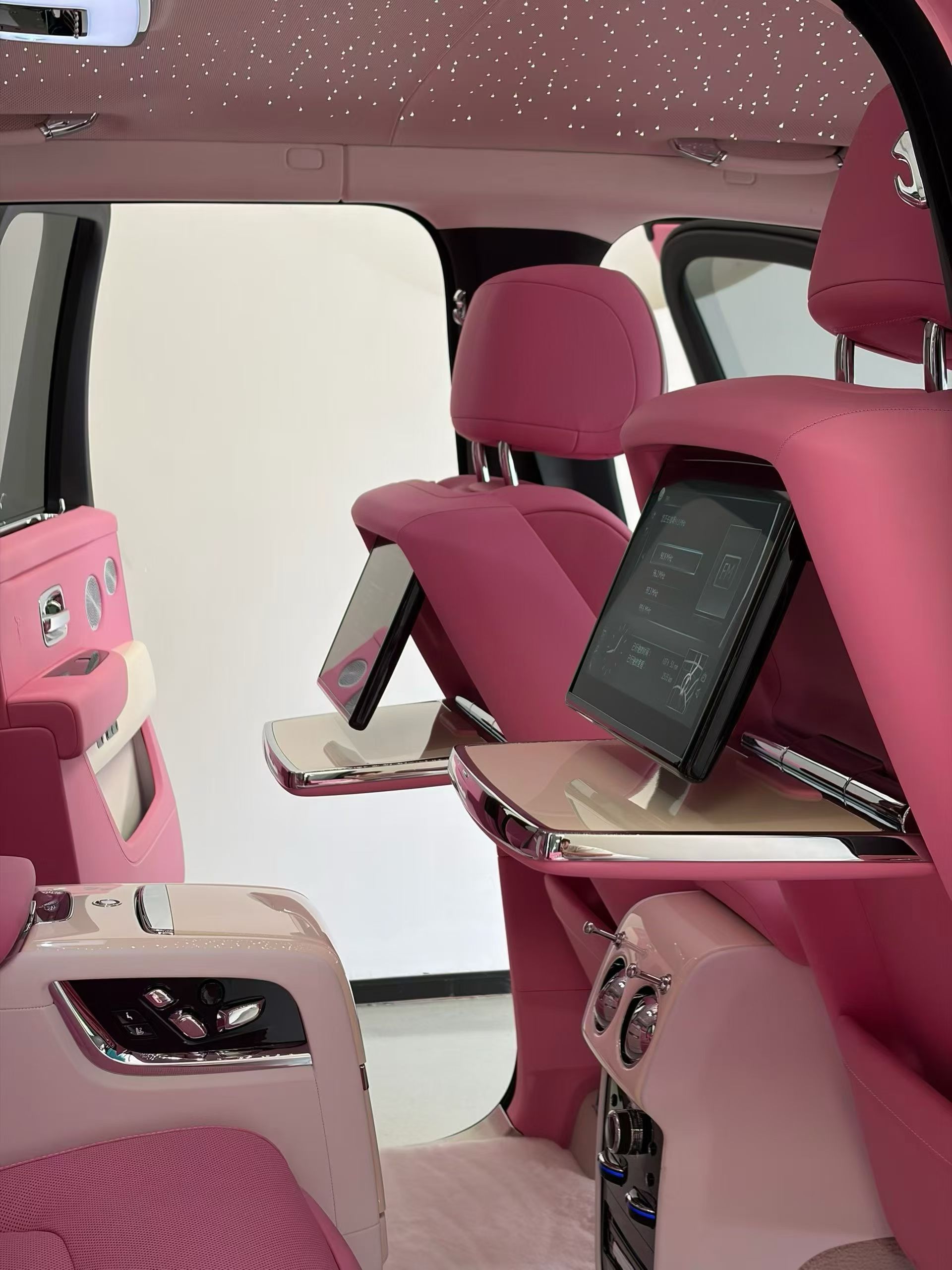 2024年库里南四座版，2500公里准新，全车粉色高级定制，内外同频，仪式感拉满