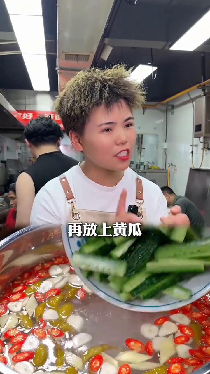 配方揭秘：万能泡菜水。
再说一遍，雪碧、小米辣、大蒜片、泡椒、醋两圈、冰糖适量。