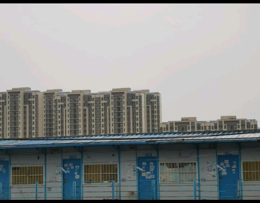 1. 一身尘土，一身汗，为了生活拼命干。
2. 没有天生的好命，只有后天的玩命。