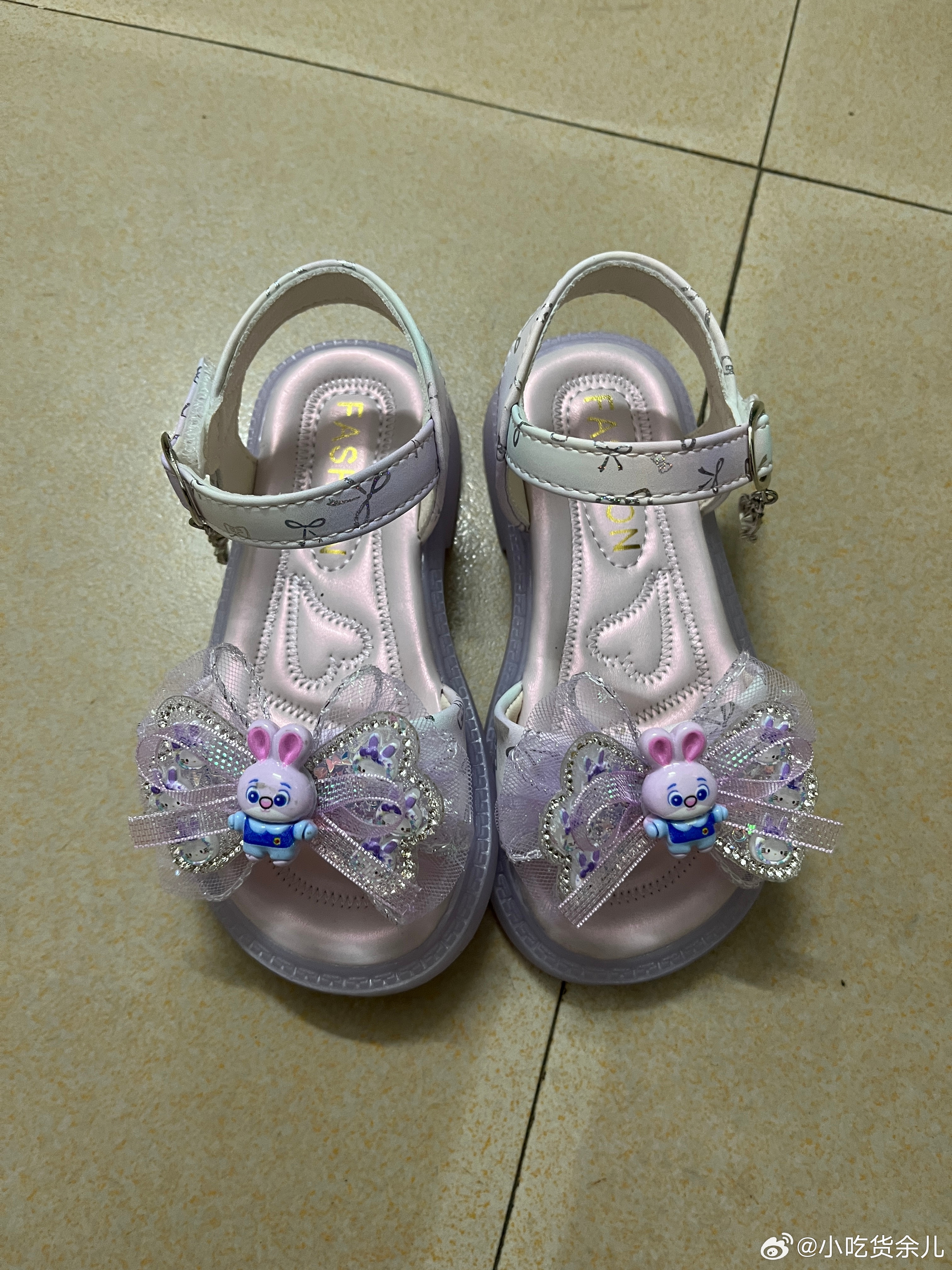 晚上在商场给柠宝买了一双凉鞋，可喜欢了满世界打视频通话，第一个打给爸爸，爸爸，看