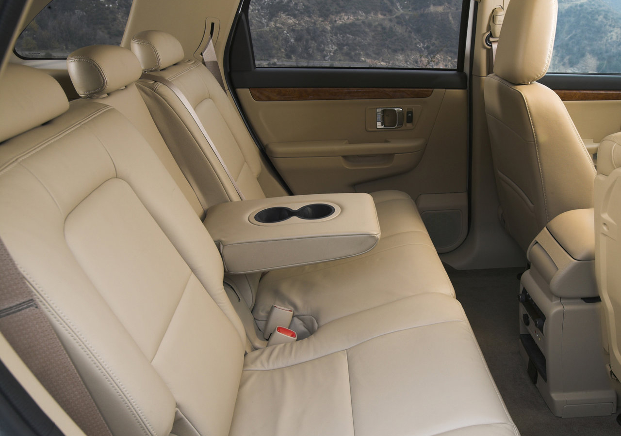 铃木  2007  第二代铃木XL7，中型7座SUV，北美市场为主3.6L V6