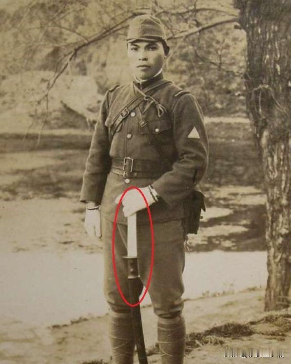 1937年，日军少佐抓到两名漂亮女孩，在等待两人洗澡时，却不料被她俩给跑了。气急
