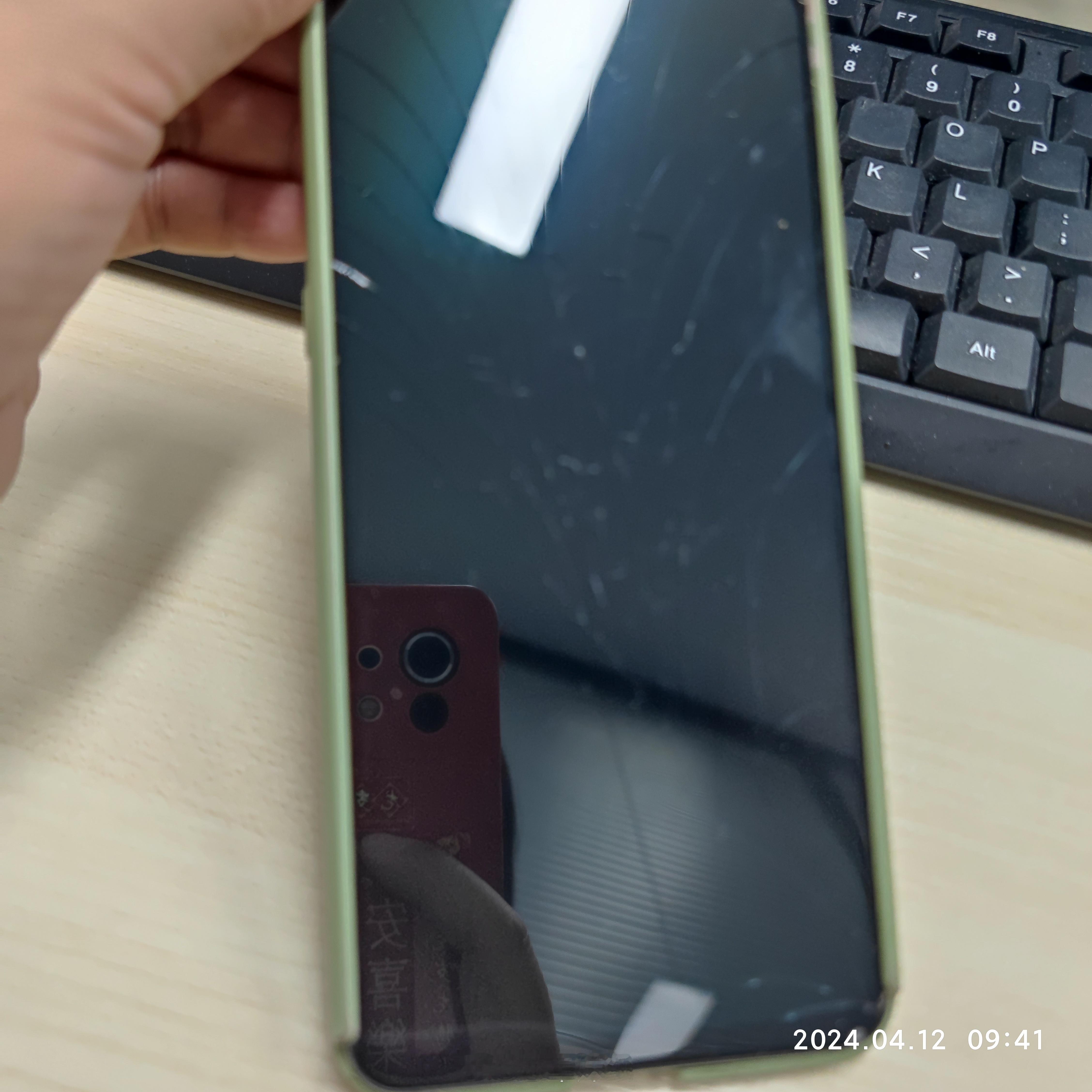 #手机不在身边的失落感# [笑cry]这个我就深有感触了，这个手机📱已经碎得不
