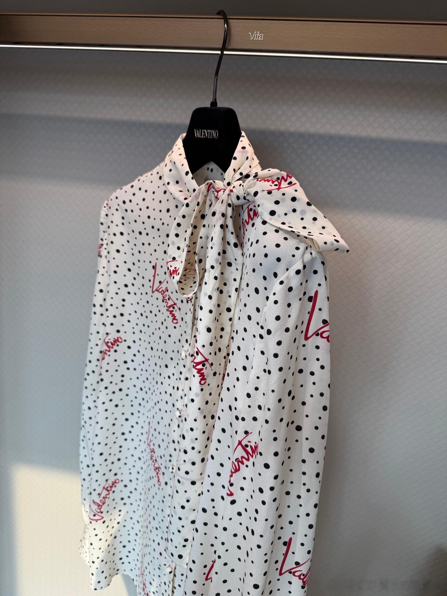Valentino 印花蝴蝶结衬衫，白色底配黑色波点+红色品牌字母，辨识度超高✨