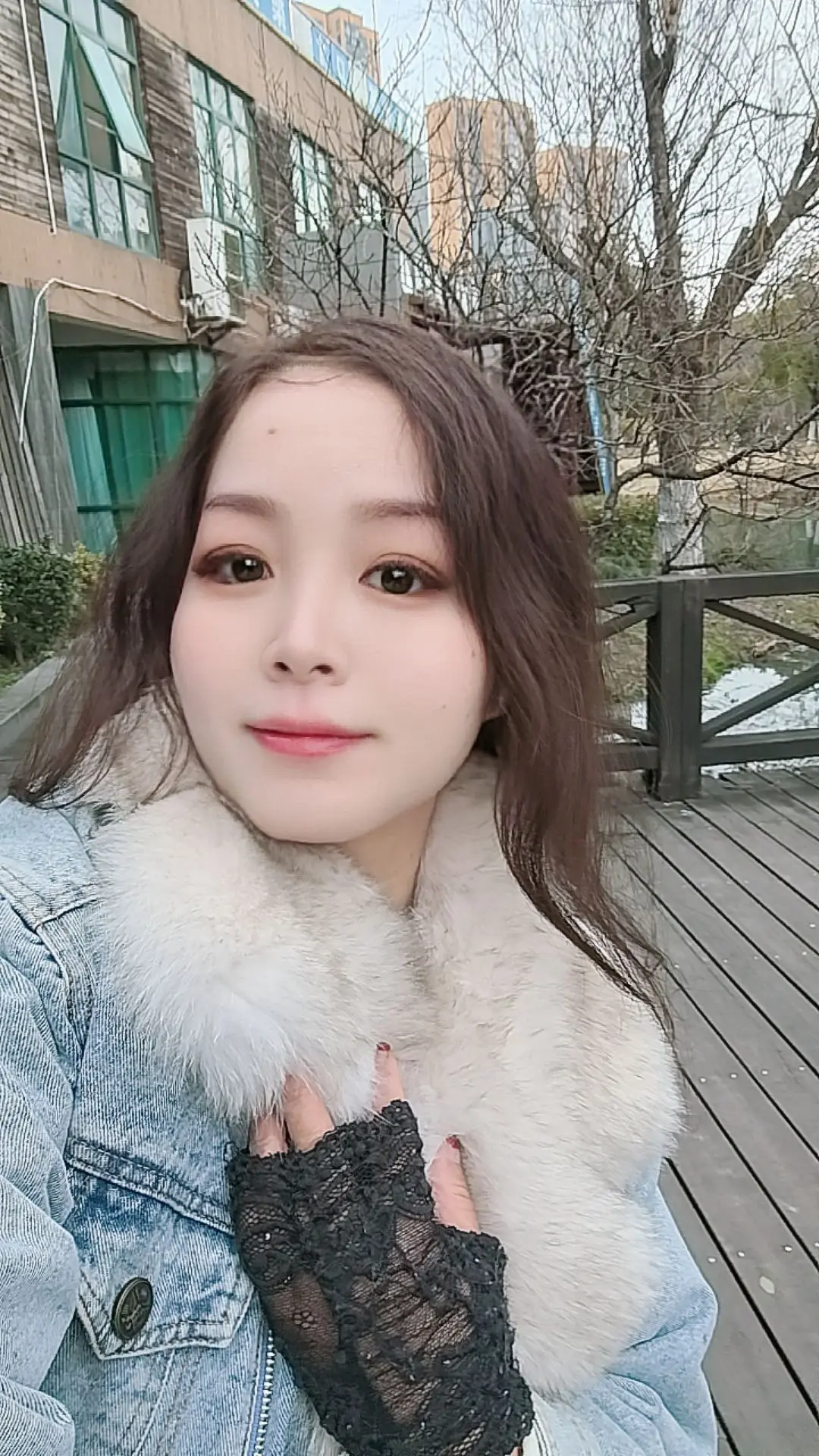 妹儿丫头你莫走，唱首歌歌儿把你留，这喜欢拍个照片