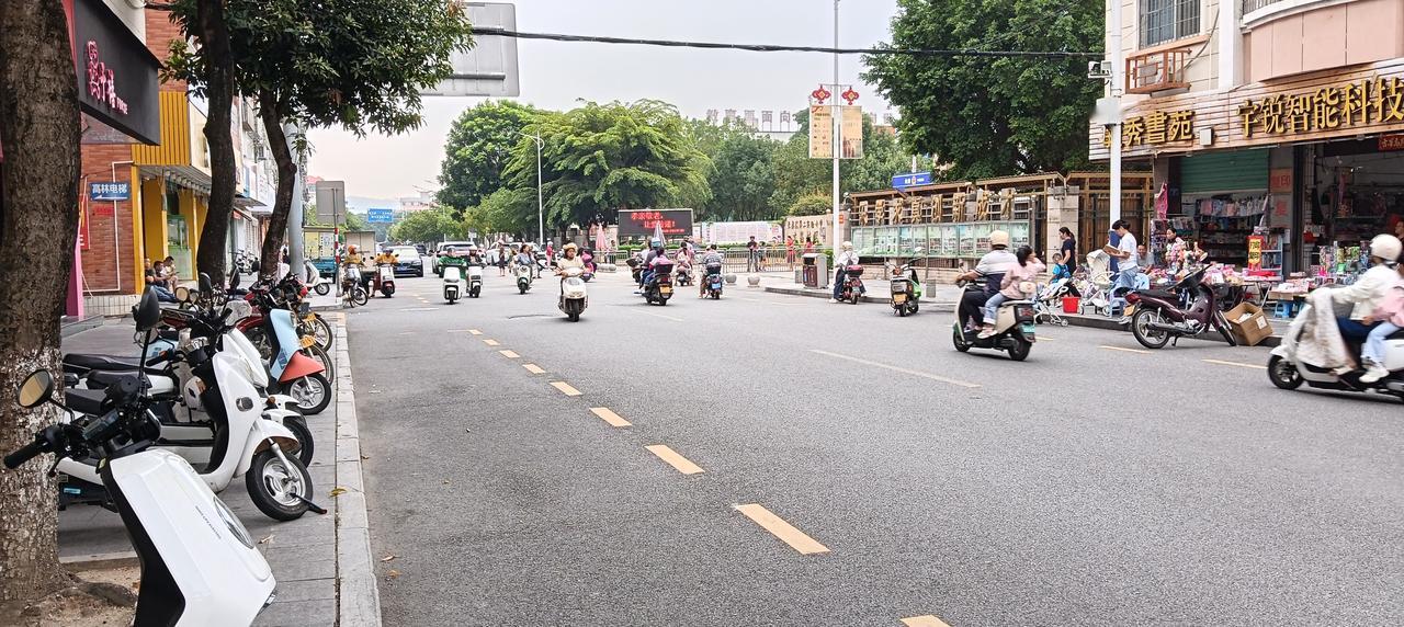 今天星期二，我刚刚到街道去买馒头，摊点那里的人特别多，学生、上班族群，都在那里排