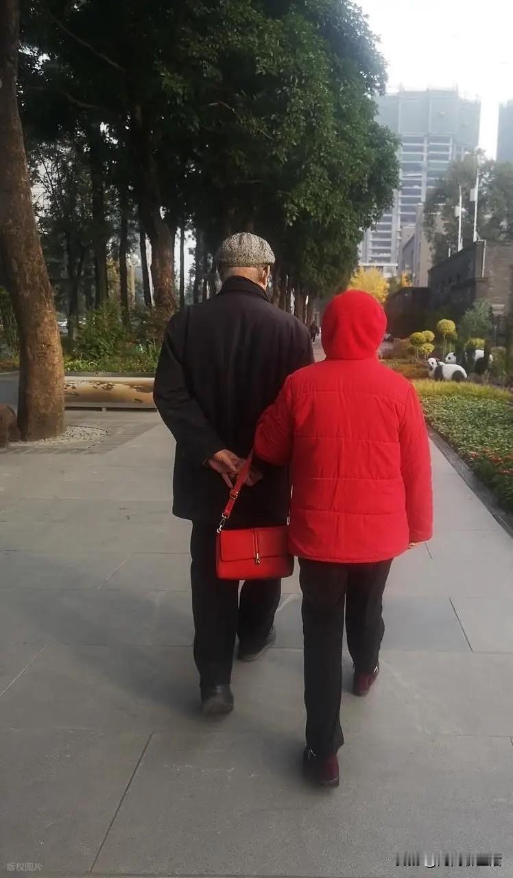 每天早晨在楼下散步，总能碰到一对男女并肩前行。我一直以为是夫妻，后来才知道，原来