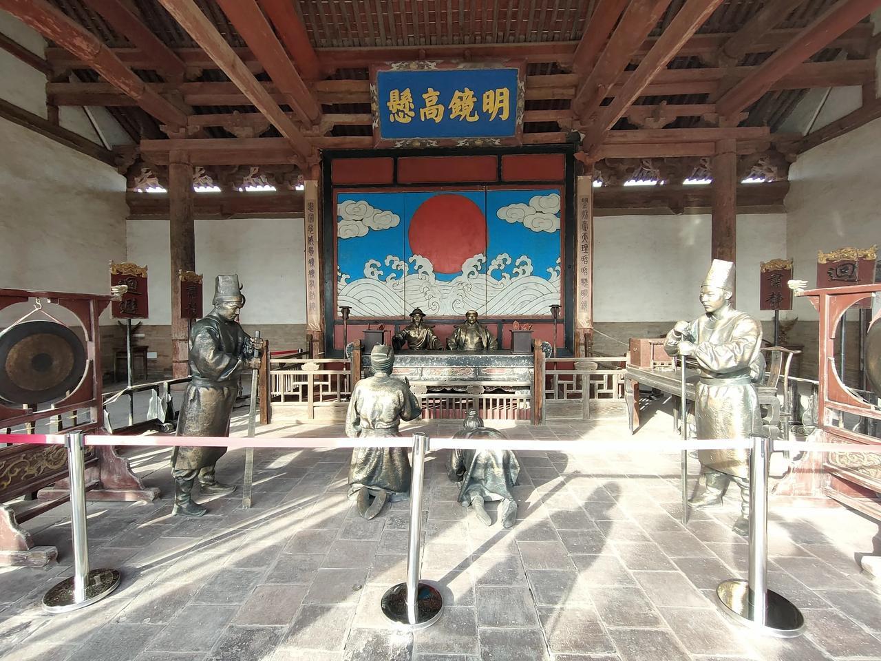 临晋县衙大堂上坐着两位大人，难道是双县令制？但旁边的陈列展清清楚楚地列出历任县令