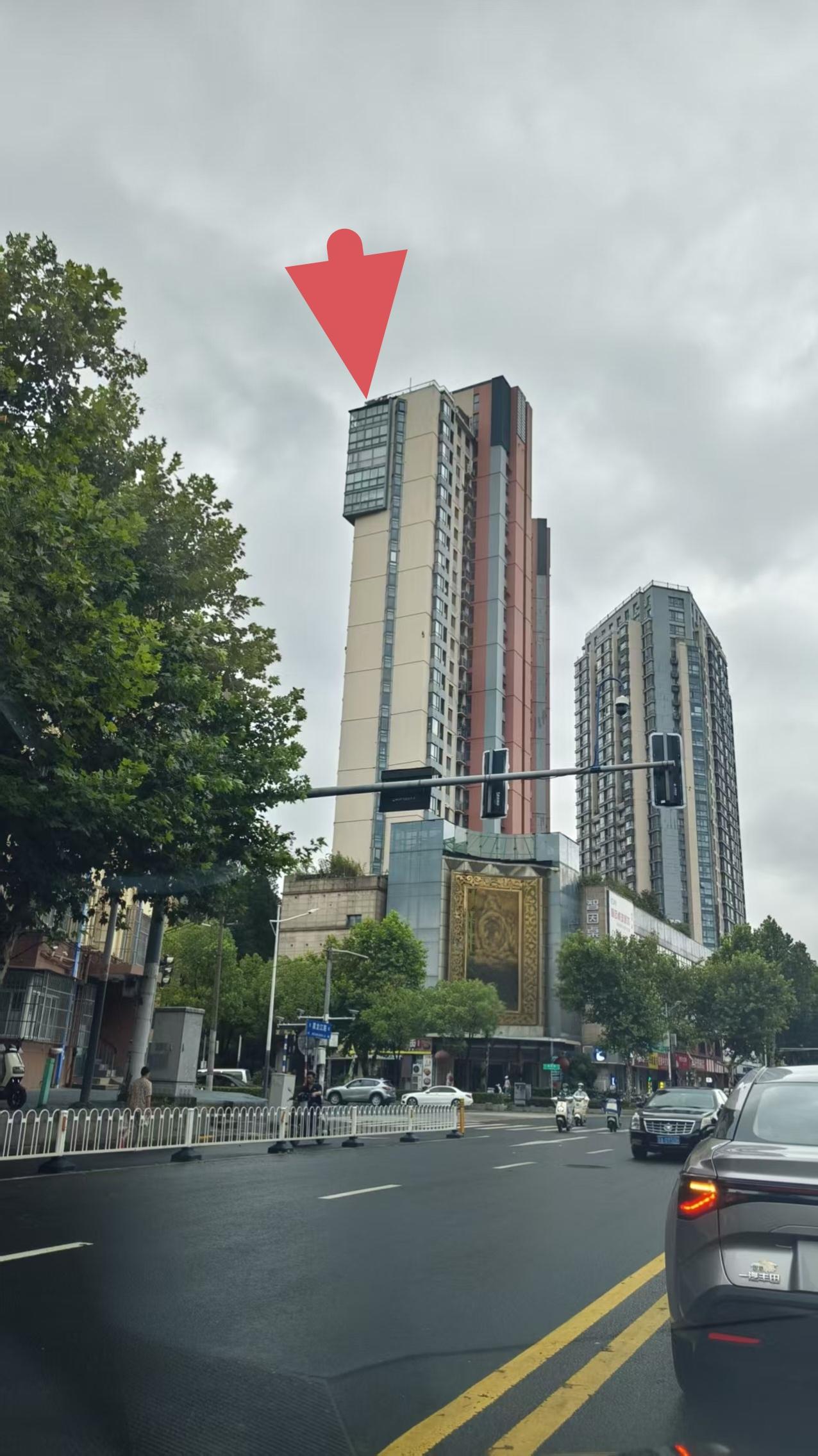 就问三句：这样的飘窗你敢住吗？照片中的“飘窗房”在哪儿？你知道南京还有其它的“高