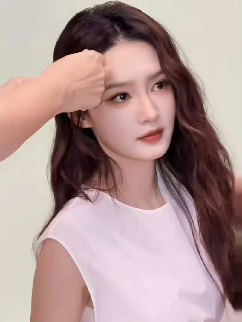李沁Prada贵气千金李沁亮相PRADA深圳活动状态绝佳！慵懒随性的微卷发大气舒
