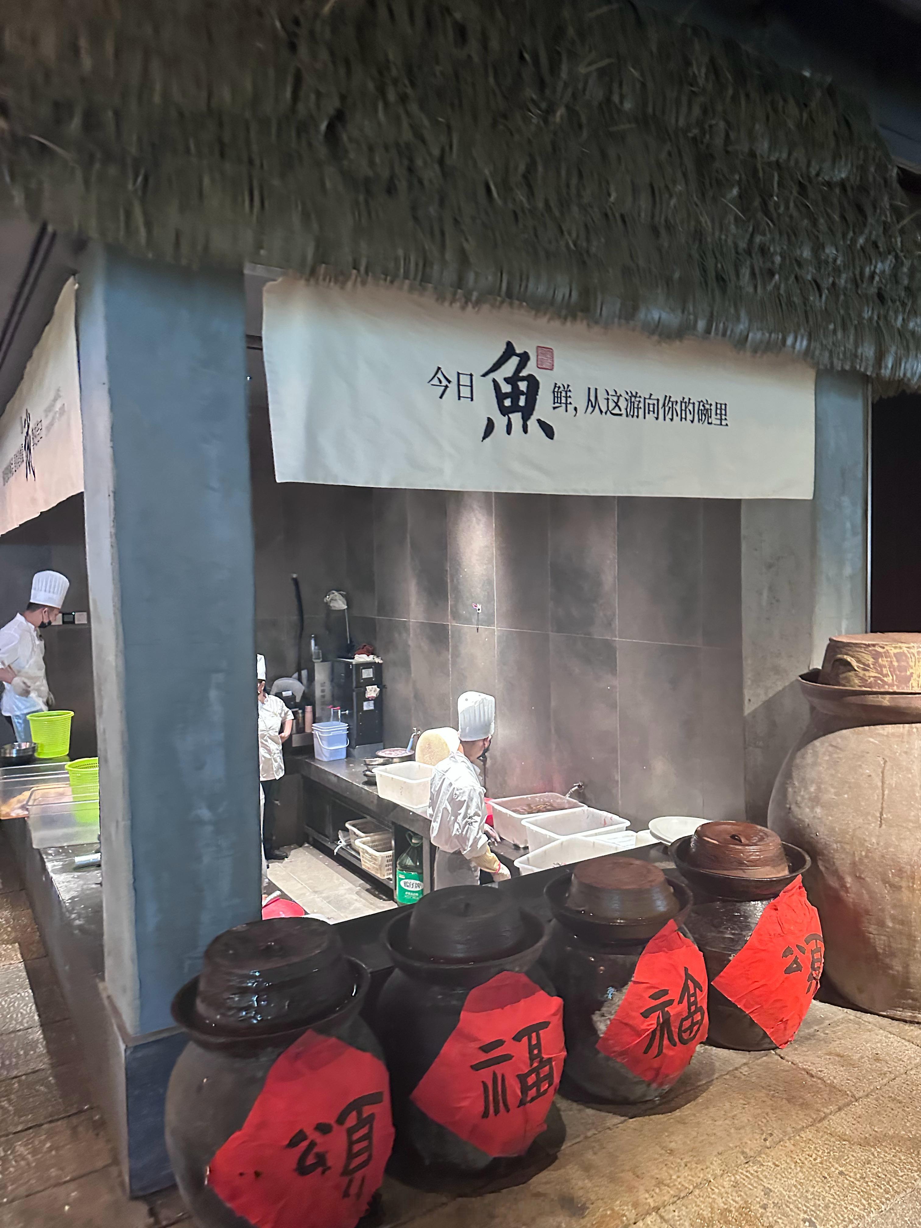 据说是一家湘菜米其林。我的美食日记 店里环境很好，食材主打新鲜，入门处还放了织布