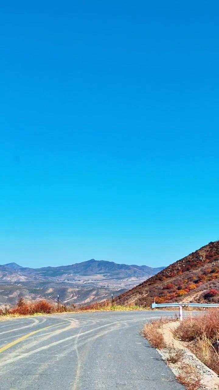 内蒙古赤峰克什克腾旗大青山土关线秋色随拍。
牧场的炊烟装点着草原，爱相拥着草原。