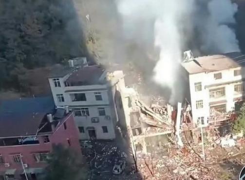 喝下敌草快的湖南烟花店老板的遗体已被送到殡仪馆，他妻子悲痛发声：店里证件齐全，而