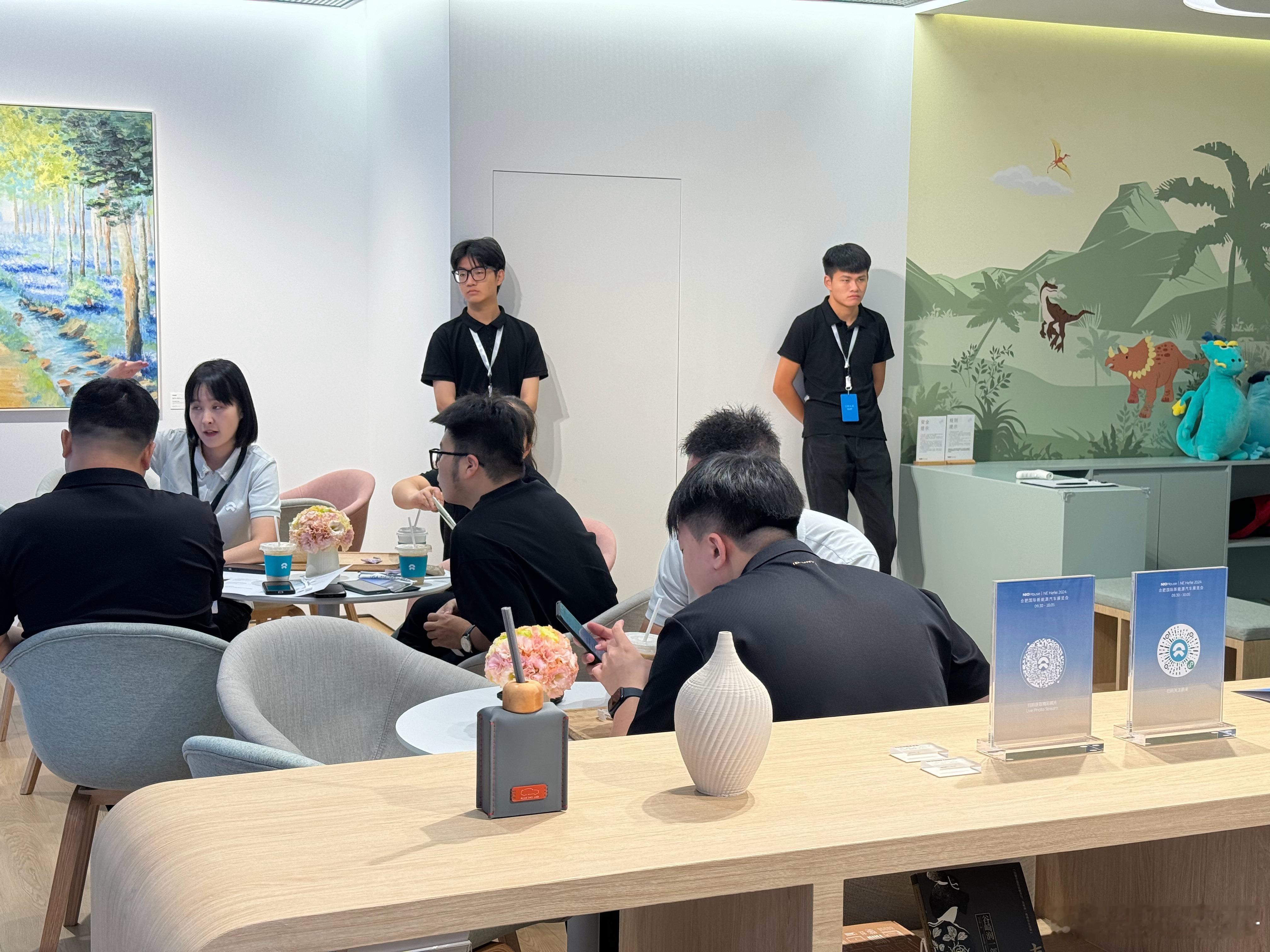 在合肥车展牛屋歇着的时候，遇到了蔚来和另一个本土品牌的员工（从它衣服的LOGO看