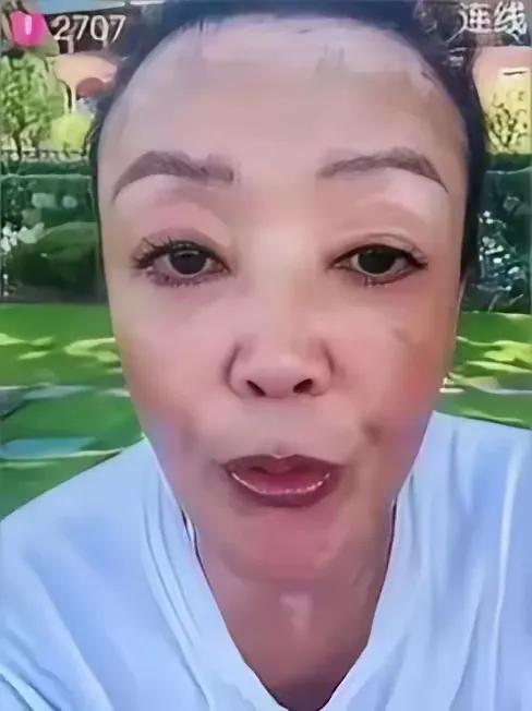 她没有被困难打败，
却被儿子打败了，
67岁的老人啊不容易，
三年前儿子事业破产