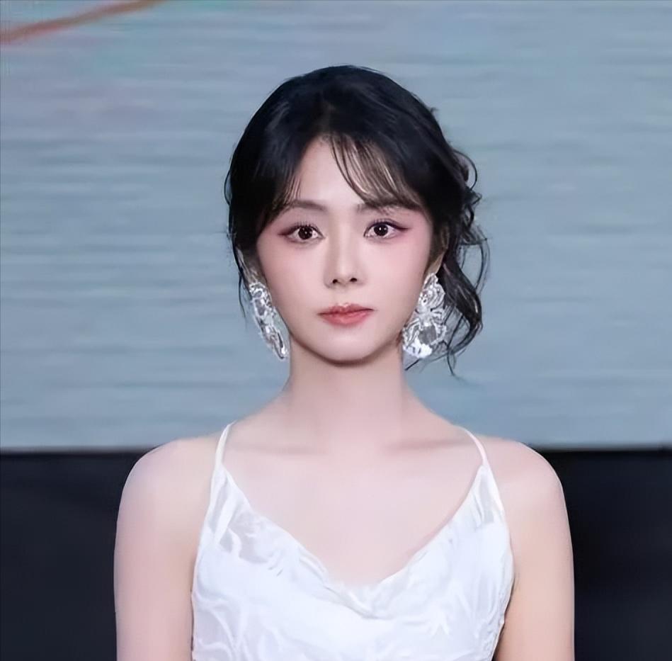 我一直想不通。
谭松韵这事。
36岁的人怎么还能有这种状态，真不是靠那张娃娃脸，