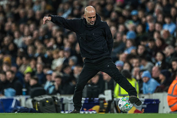 主教练在场边热身了