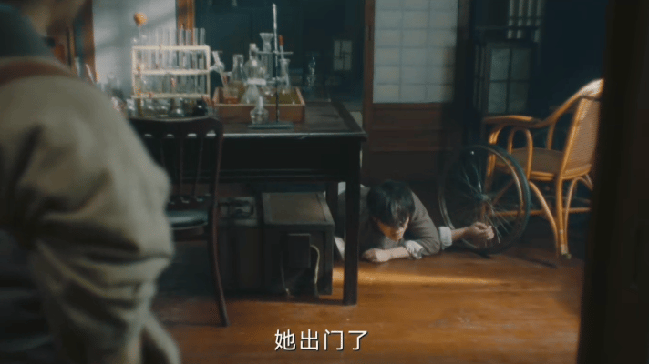 朱亚文新剧人是癫的身是瘫的 当化学天才被钉在轮椅上，当理想主义撞上残破身躯。吴天