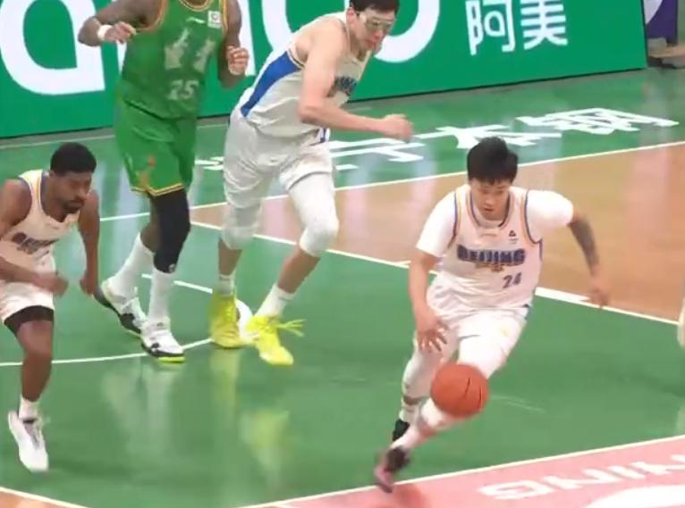 本土球员爆发对决，赵睿高命中率砍34分，赵继伟26分，北京男篮逆转终结辽宁六连胜