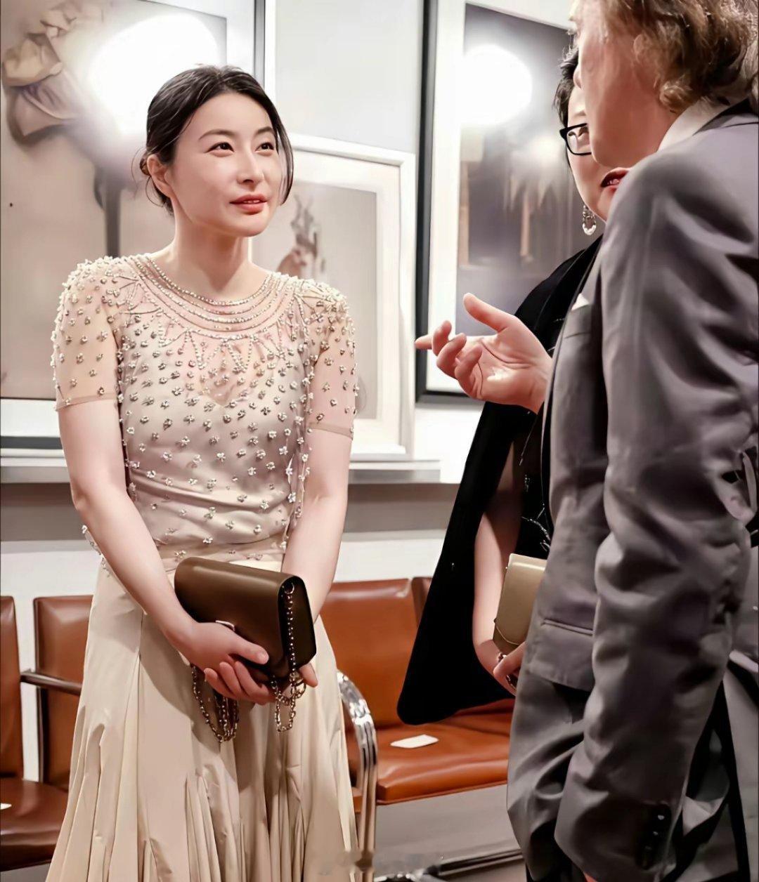 郭晶晶的脸，才是真正的顶级“富贵相”。大气舒展，端庄耐看，美得很有底气，自带一种