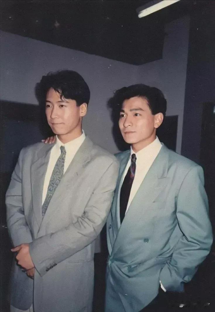 黎明这个黎半桶
在他大哥刘德华面前就是小弟啊[捂脸]