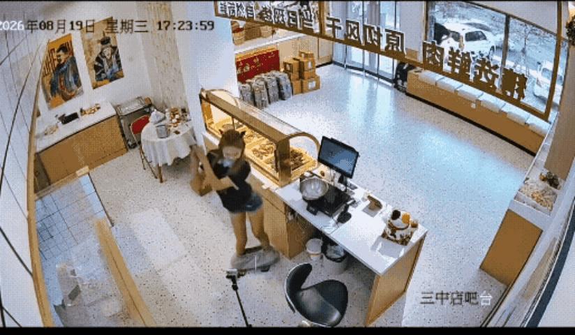 当店员的小姑娘正在店内直播，有顾客进来，赶紧穿上裤子！

看着也没有啥啊！里面穿