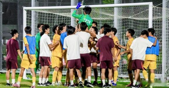 压哨换将，一扑定乾坤。江宇涵临危登场两度拒点，中国 U17 四连胜闯入决赛，青春