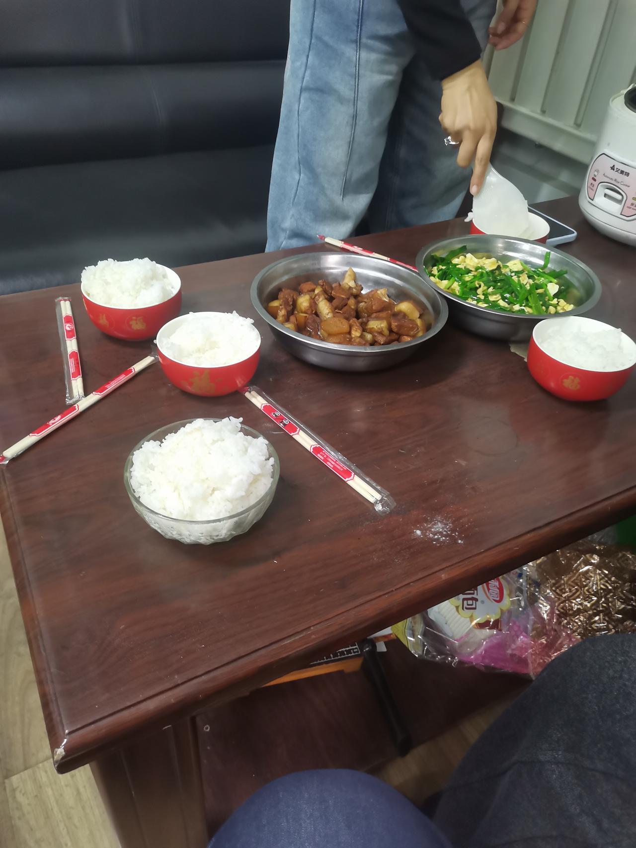 中午和同事们在单位自己动手做饭，这感觉着实不错！有了一种家的氛围。

这几天一直