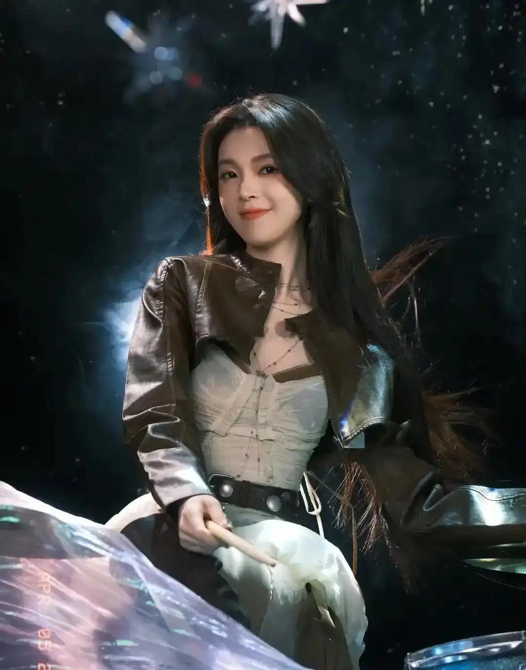 陈瑶凭浪姐顺利翻红，新刊销量跻身年内娱女星前十。虽说节目镜头稀缺，却靠舞台实力圈
