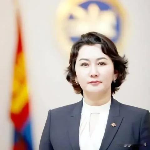 对蒙古国来说，那个美丽的女外长需要明白这样一个道理:即中俄两国是皮，第三邻国是毛