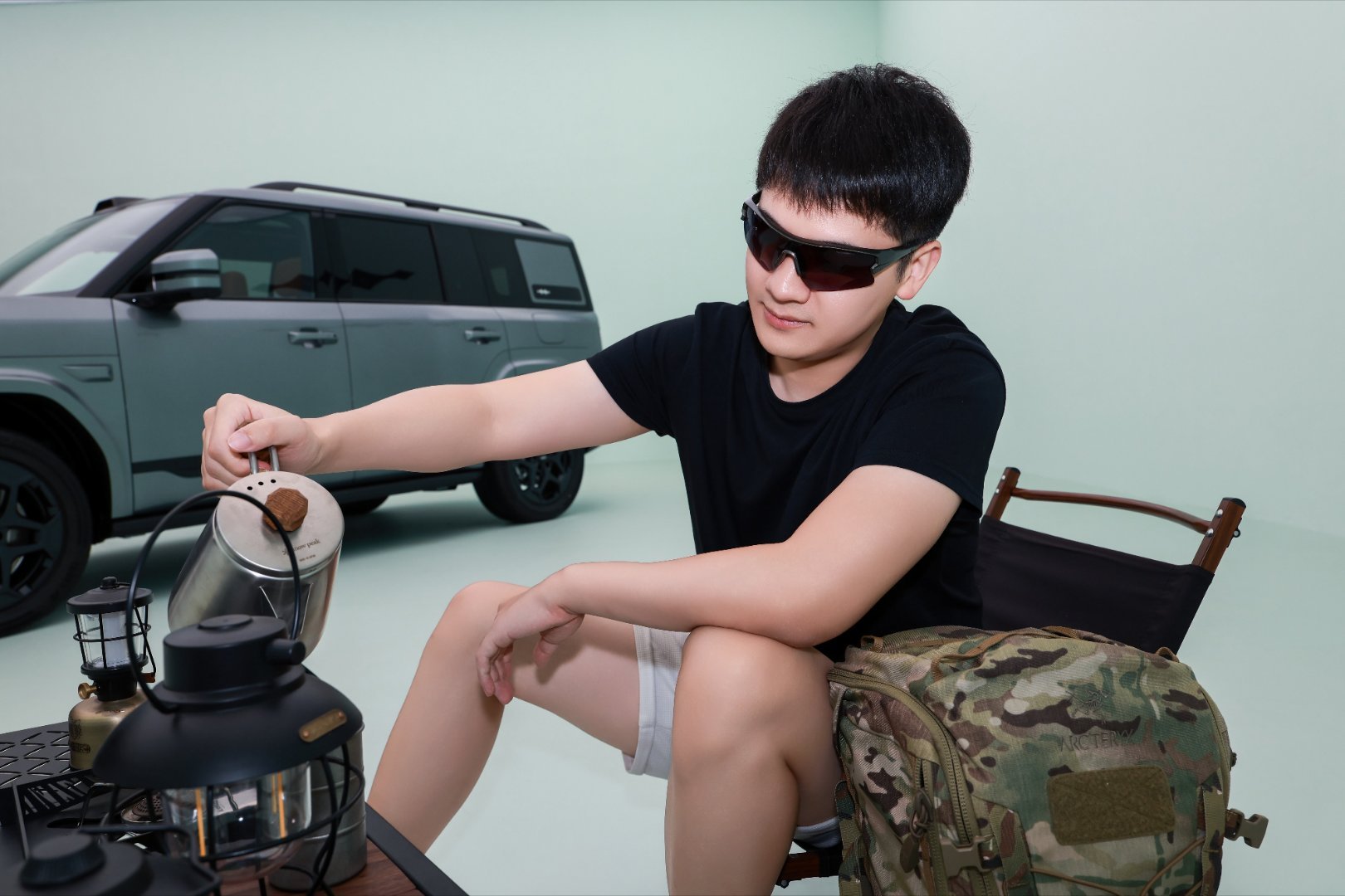 你们最近应该看到我拍了不少帅照吧？对我的造型满意吗？无形当中就是夸赞了我的植发效