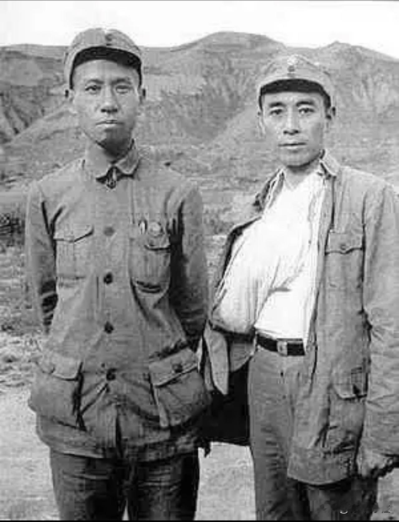 老照片欣赏：  1939年，刘少奇奉命回延安参加中共中央政治局会议；

期间他抽