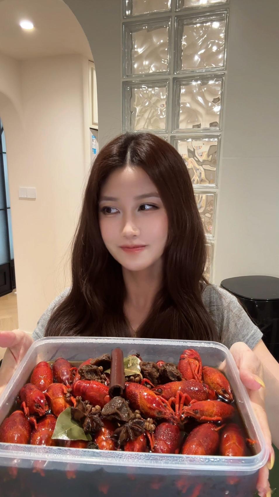 我的熟醉小龙虾🦞配方真的很强！只传亲生粉丝，教程要图片版还是视频版？今日妆容美