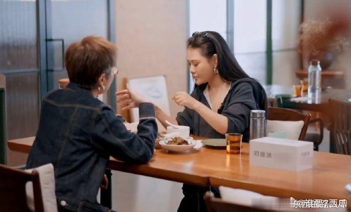 袁娅维手写飞来贵人预言一生 袁娅维的毛笔字怕是开了天眼，“飞来贵人，钱财为伴”一