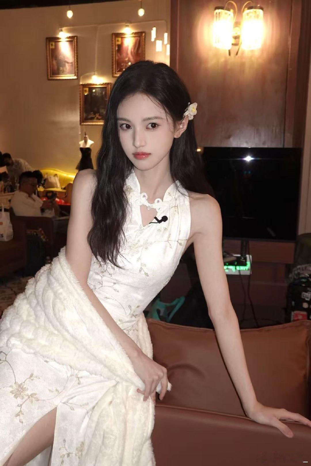 沈羽洁穿旗袍氛围感好绝 画报里走出的大美人[抱一抱][抱一抱]沈羽洁也太适合穿旗