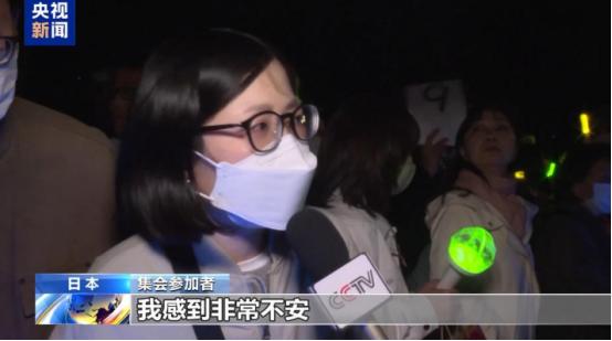 日本东京昨天晚上可热闹坏了，上万老百姓组团，连夜堵在了国会门口，扯着嗓子喊，要反