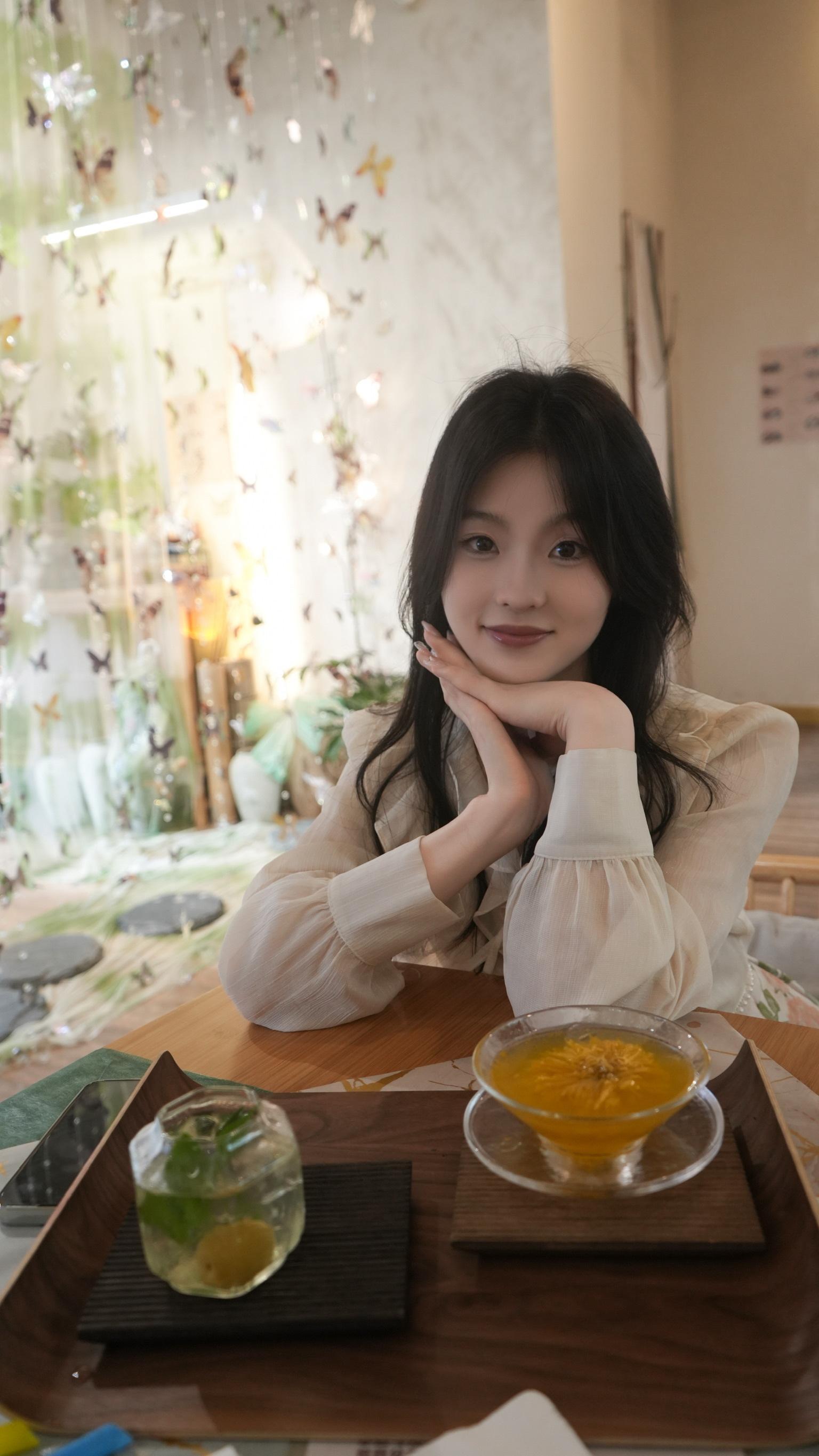 在青岛这么久，第一次来银鱼巷逛哎😍这里的小猫咪🐱好肥呀～而且特别亲人，一点儿