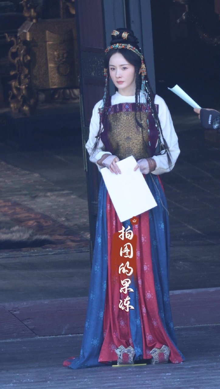  杨幂新鲜的冯湮儿复工了就能看到新鲜的太后，杨幂新衣服新发型，像彩绘女俑小手办杨