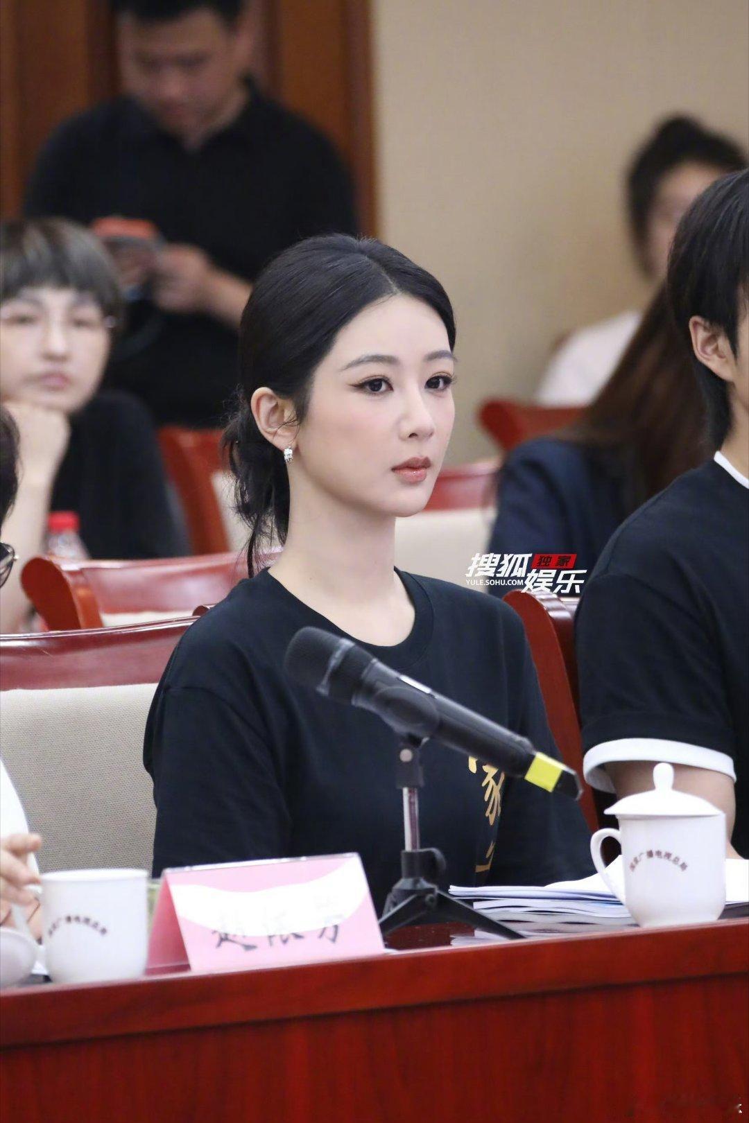 杨紫杨紫董竹君 yz杨紫玉兰花开君再来 思念是一把生锈的刀，不致命却足够让人难受