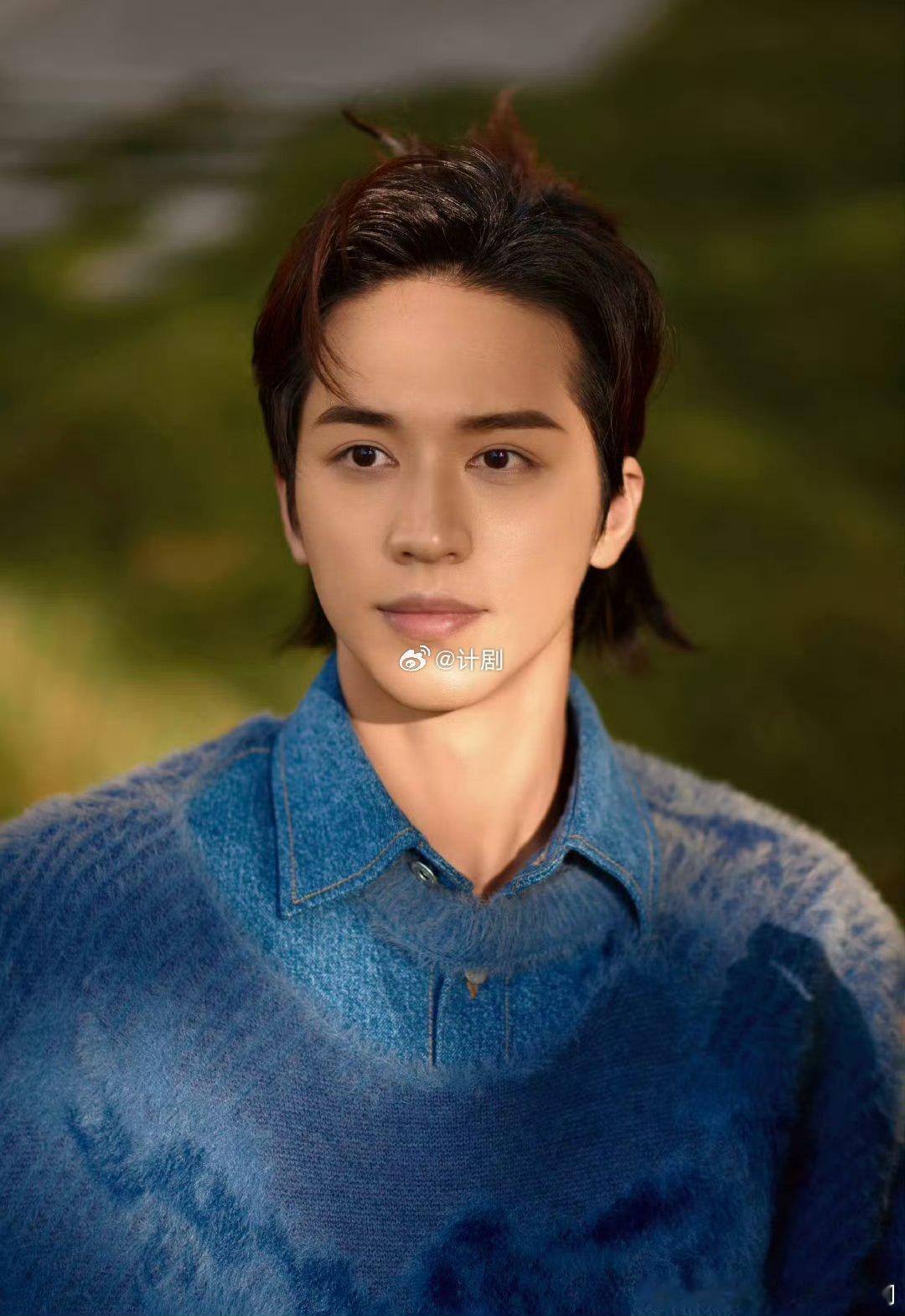 许魏洲第一章逃离家族的少爷 欣赏这种不靠夸张服饰，而靠气质和状态讲故事的表现力。