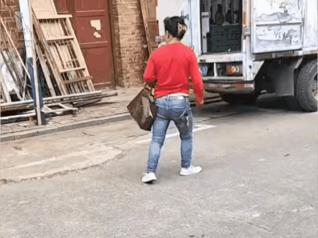 你不给买好吃的。我就让竹竿说说话。
 妈妈不给十多岁的儿子买好吃的，儿子操起竹杆