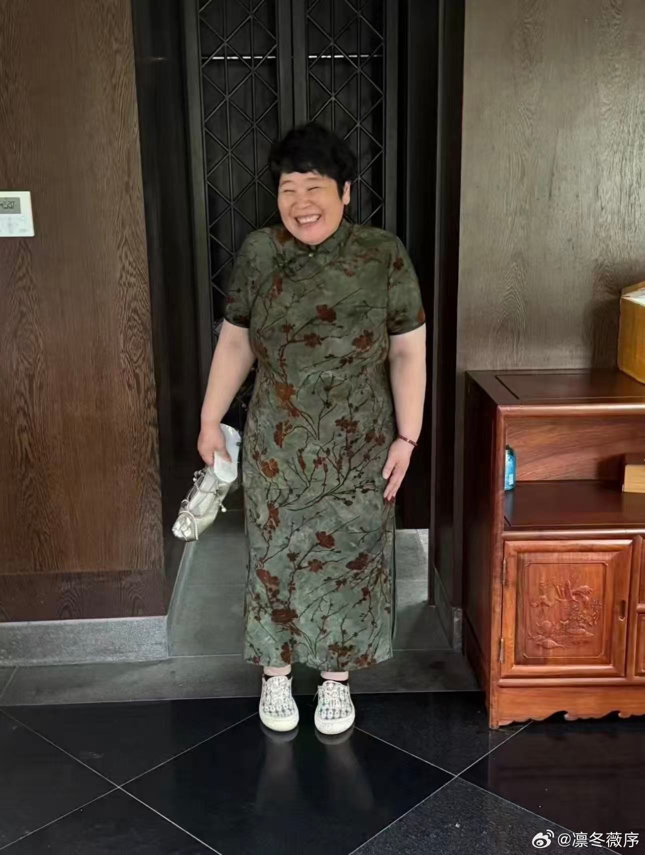 房主任贴脸开大快乐家族姐姐当家 真的要被房主任这段笑晕，见到偶像维嘉完全不怯场，